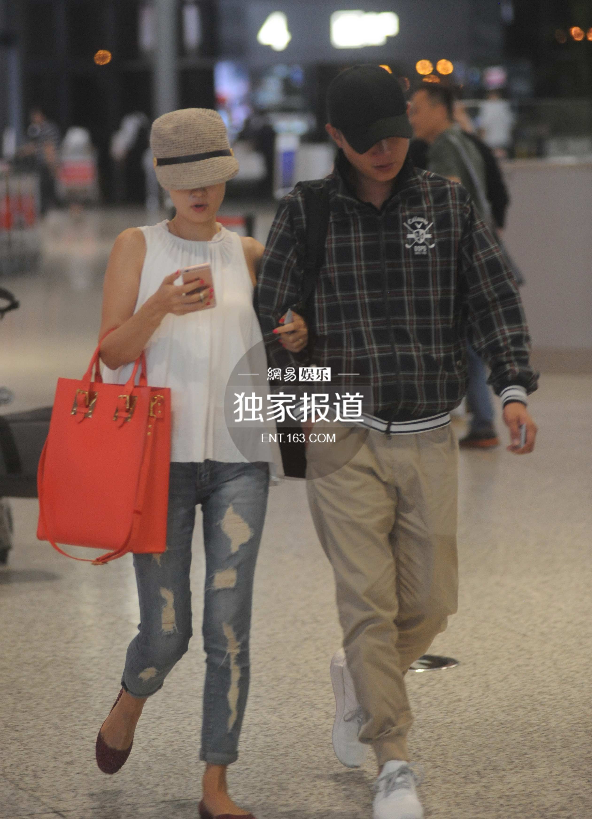 文章马伊琍夫妇现身机场 手挽手甜蜜十足