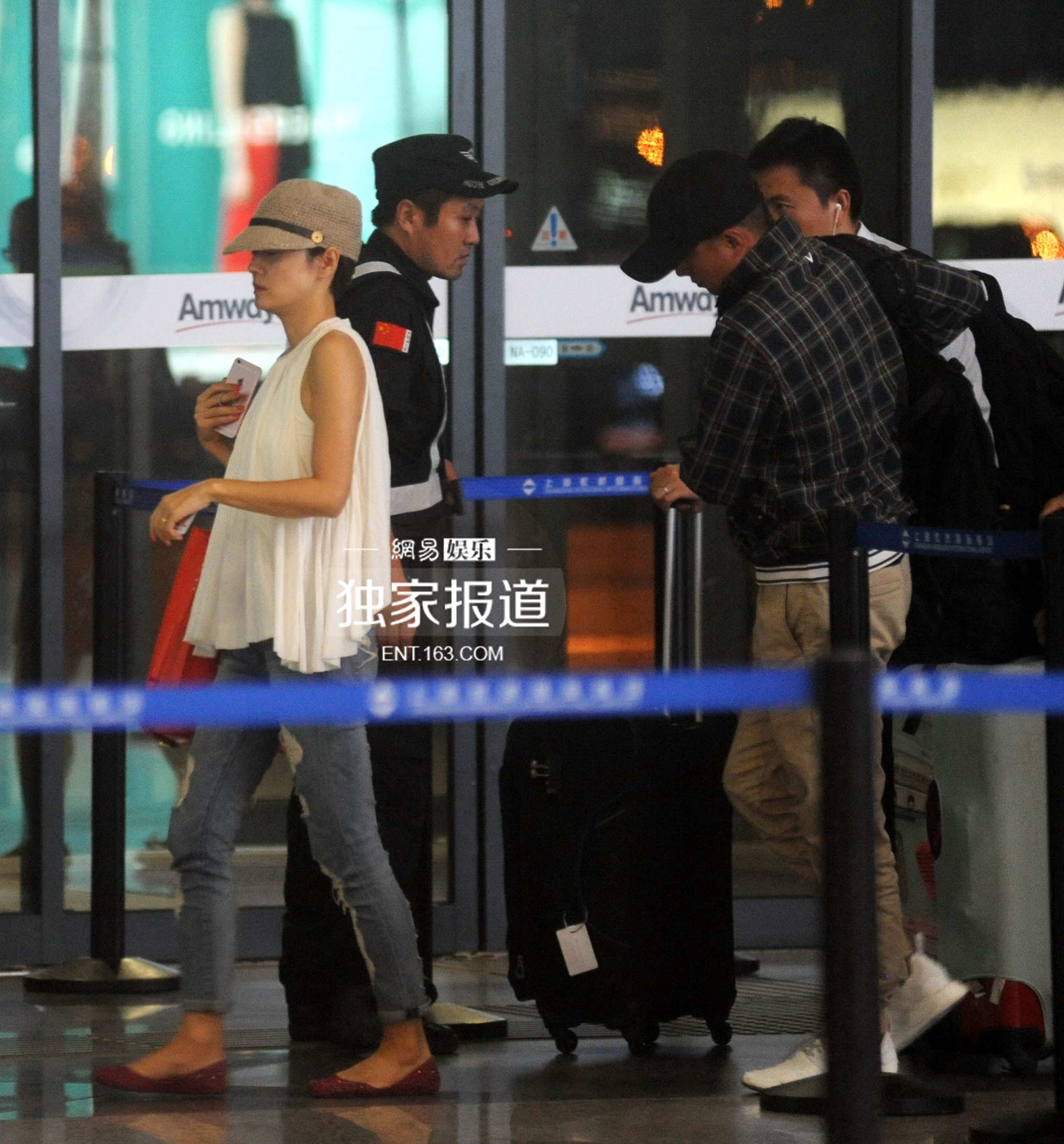 文章马伊琍夫妇现身机场 手挽手甜蜜十足