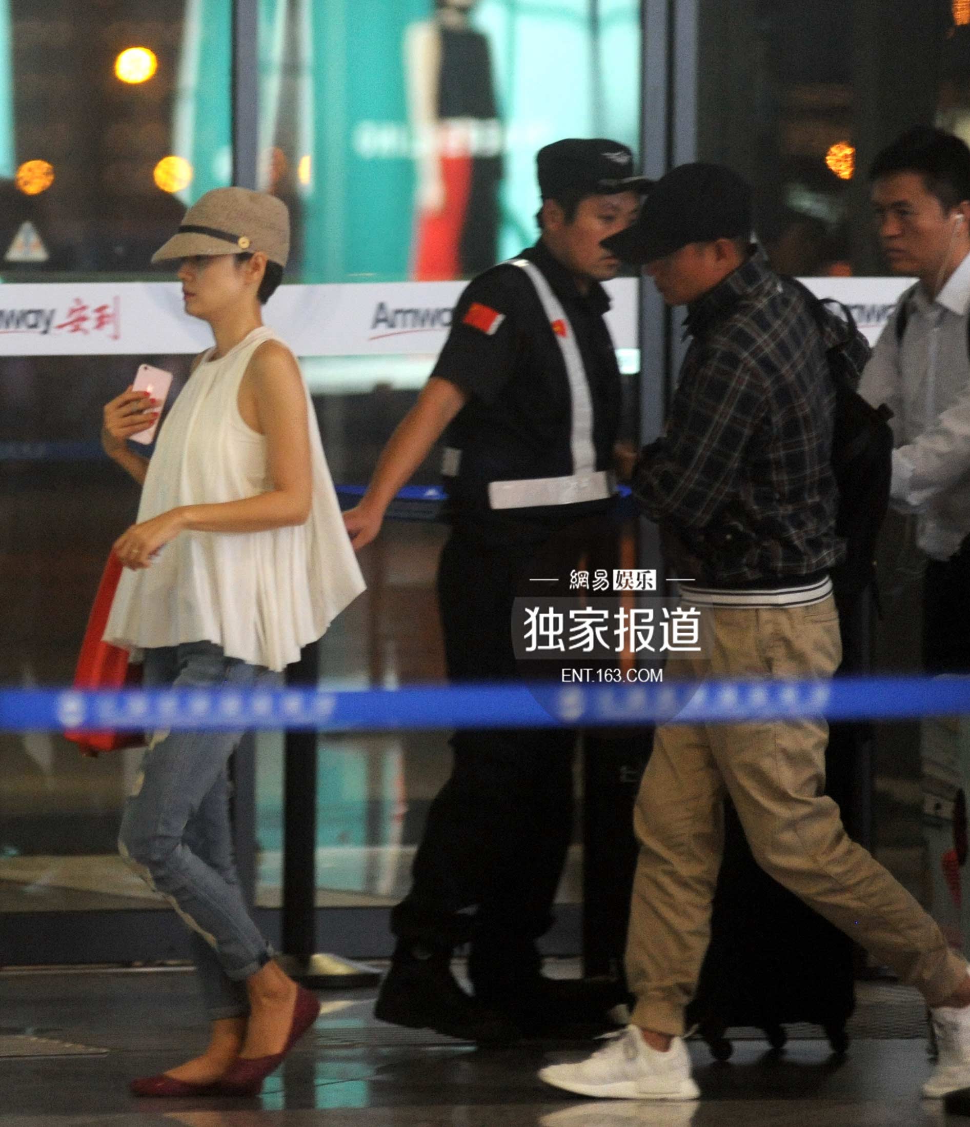 文章马伊琍夫妇现身机场 手挽手甜蜜十足
