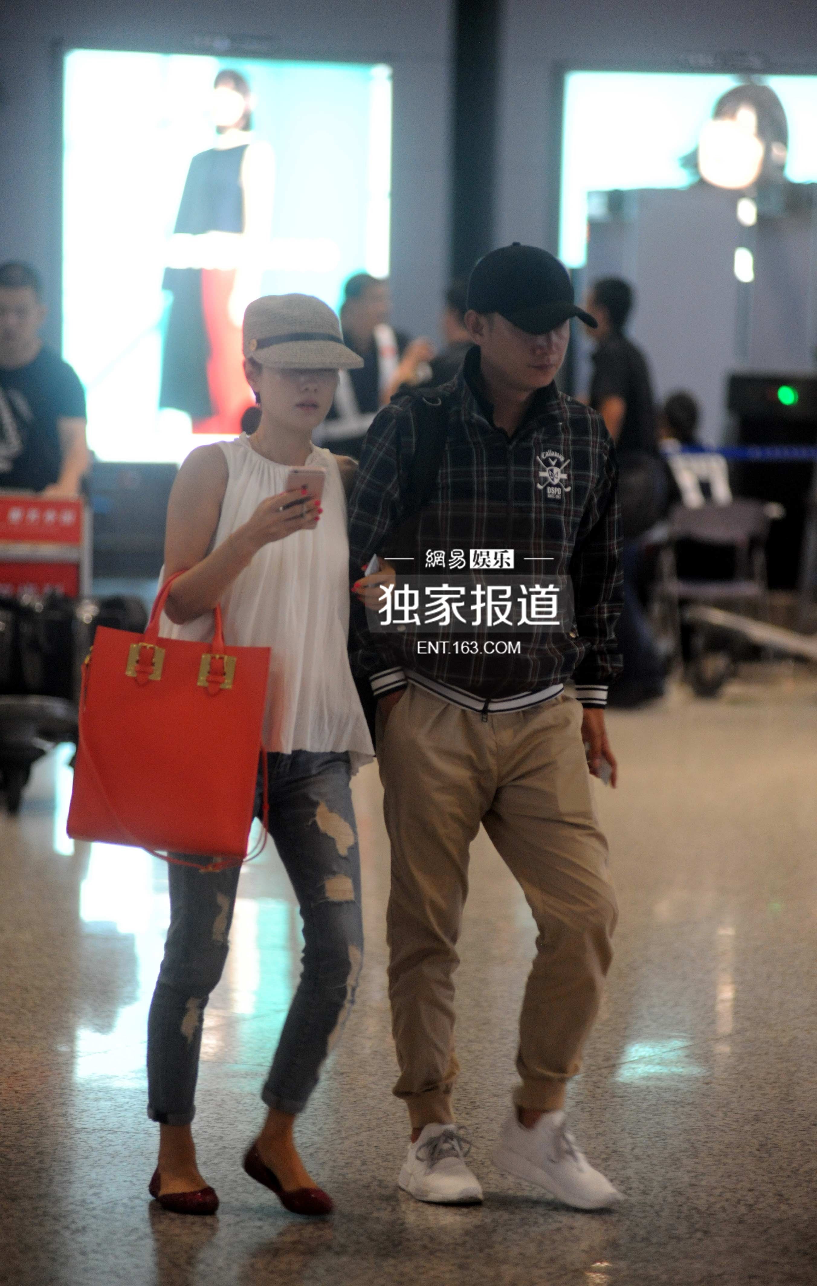 文章马伊琍夫妇现身机场 手挽手甜蜜十足