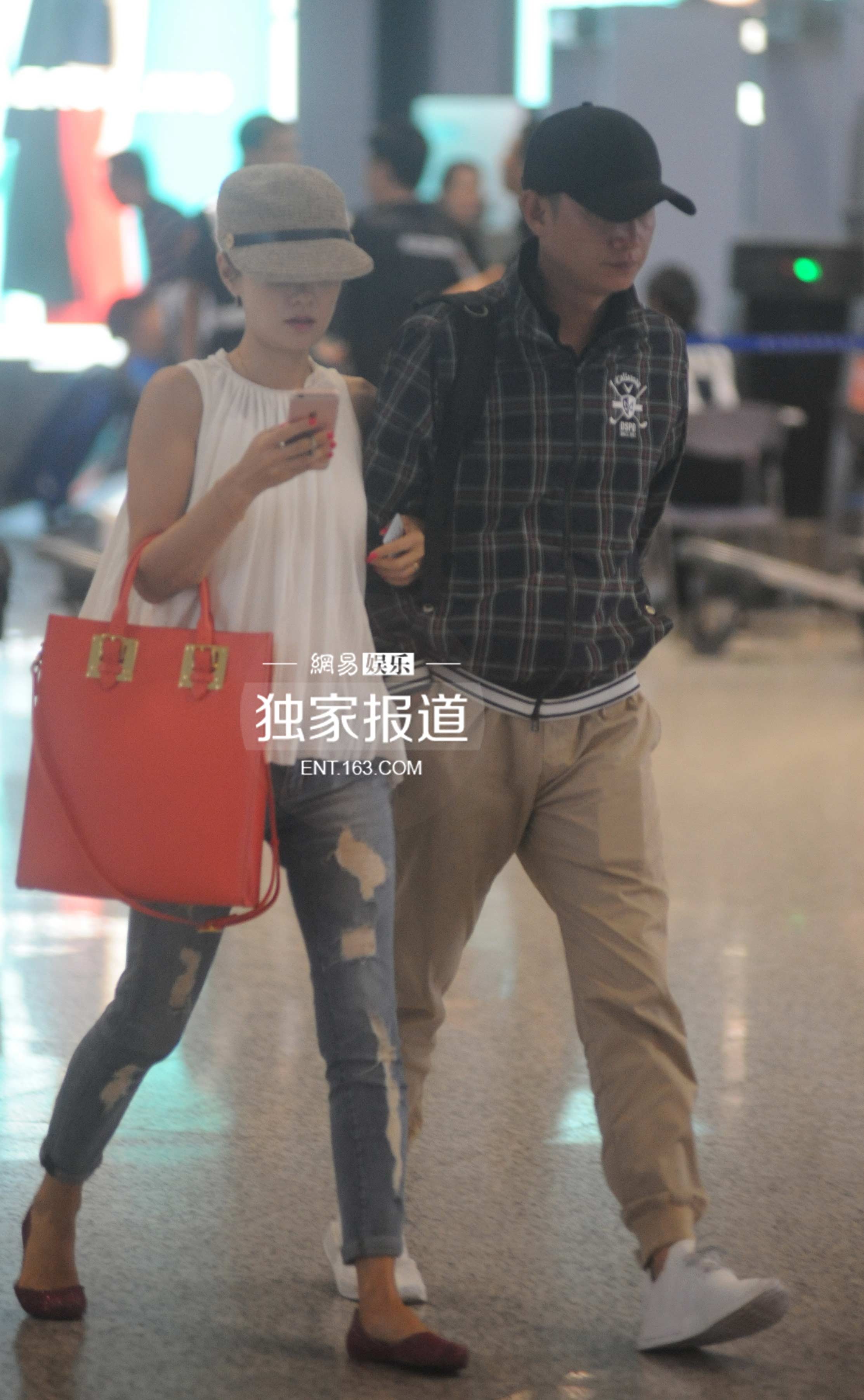 文章马伊琍夫妇现身机场 手挽手甜蜜十足