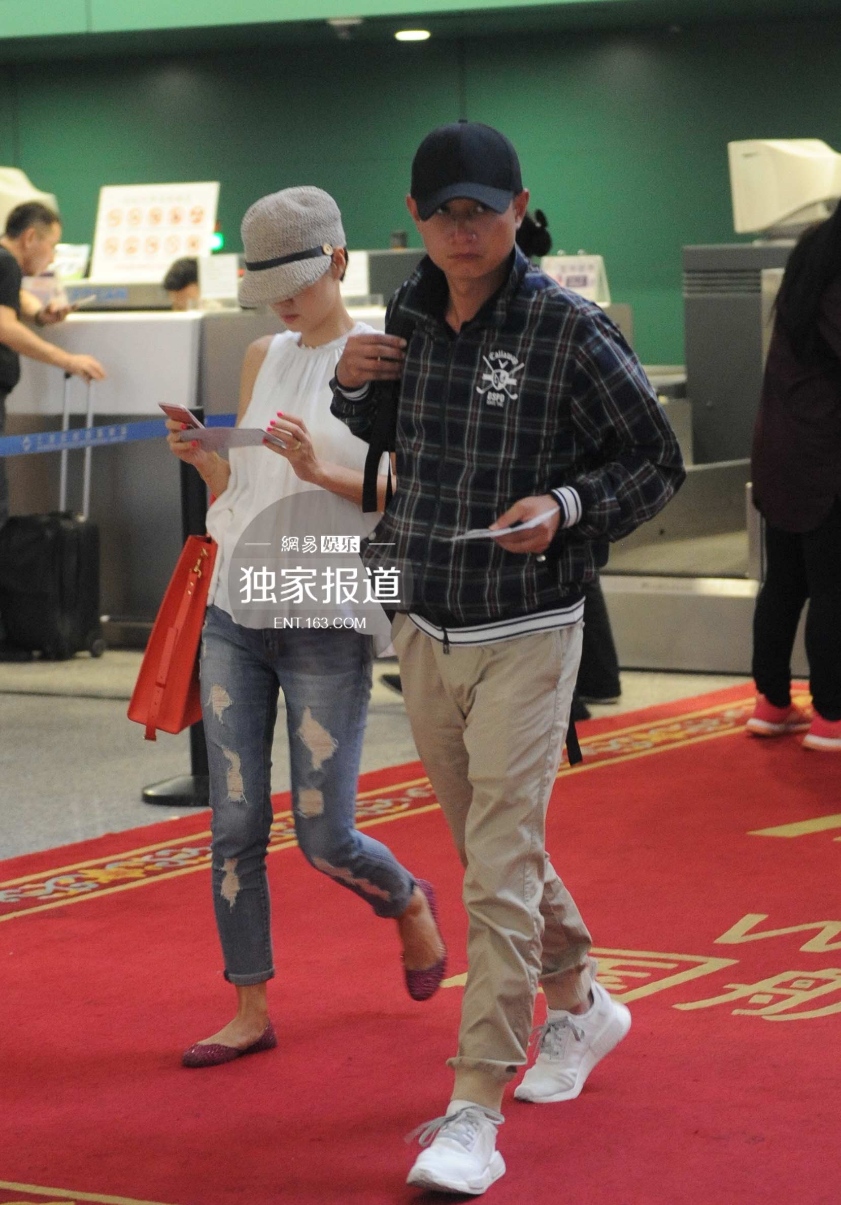 文章马伊琍夫妇现身机场 手挽手甜蜜十足