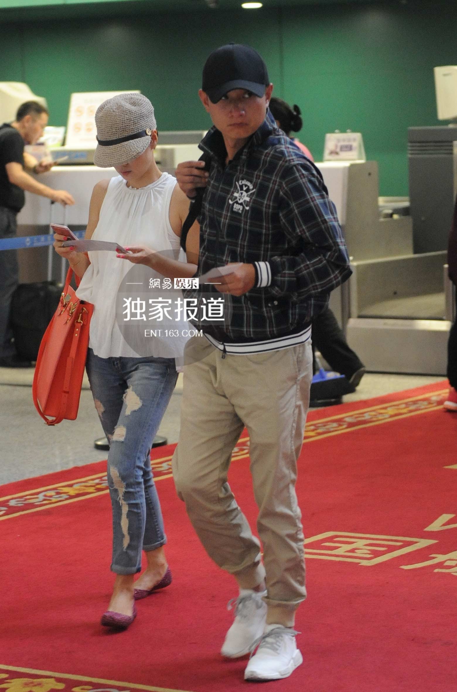 文章马伊琍夫妇现身机场 手挽手甜蜜十足