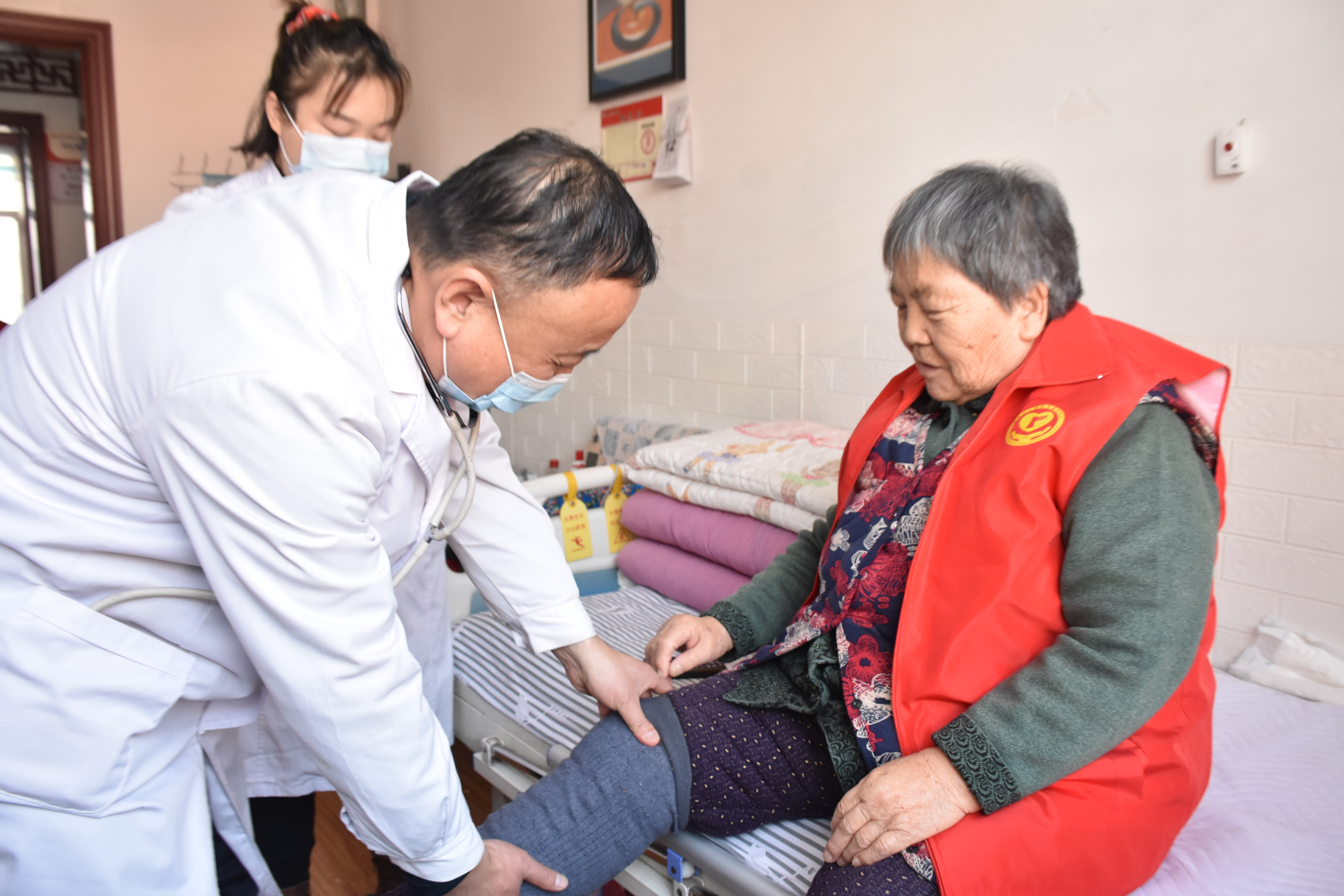 图片默认标题_fororder_医生在养老病房内进行每日查房。 赵琪摄.JPG