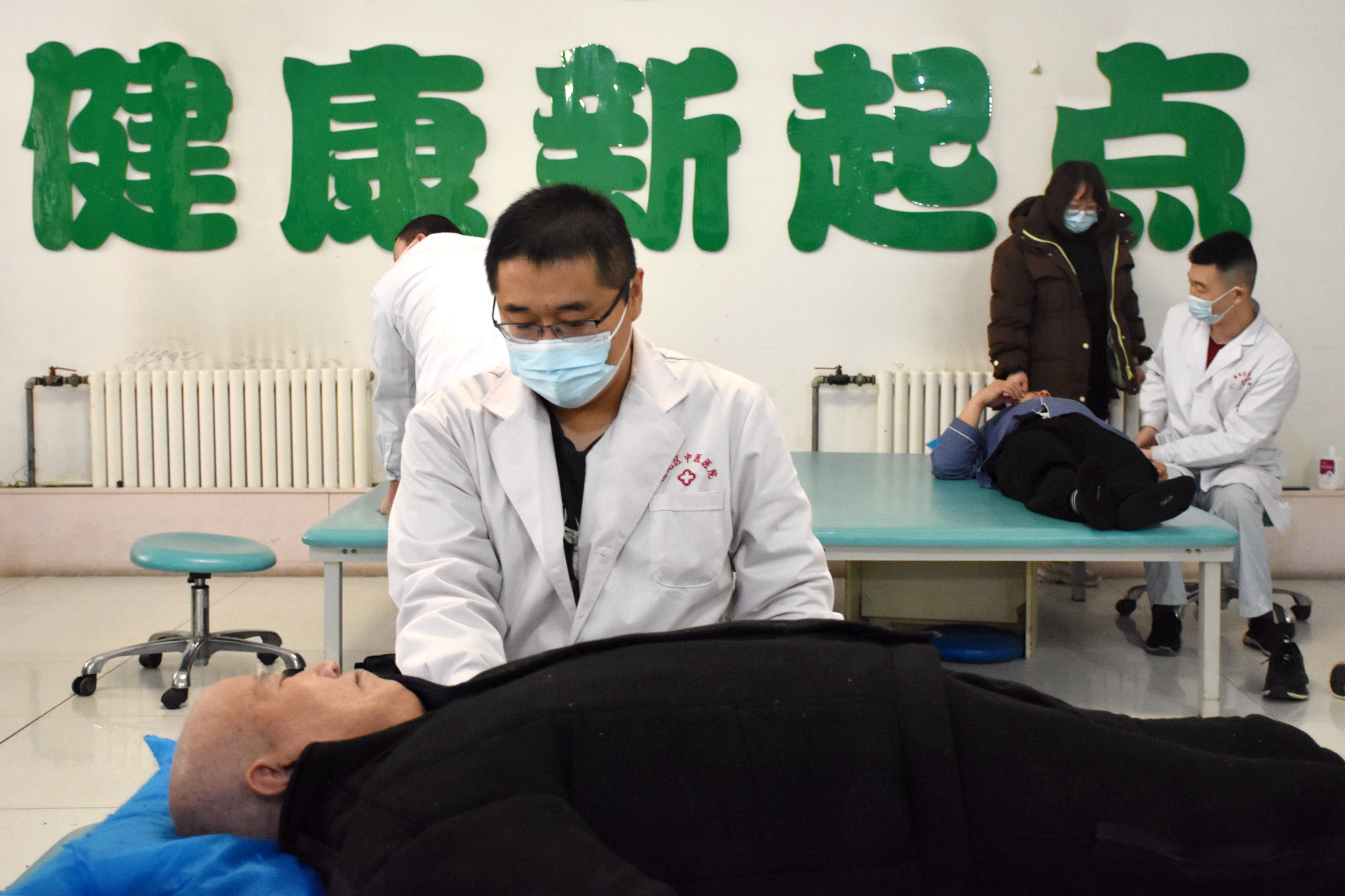 图片默认标题_fororder_康复治疗师帮助老人进行康复训练。 赵琪摄.JPG