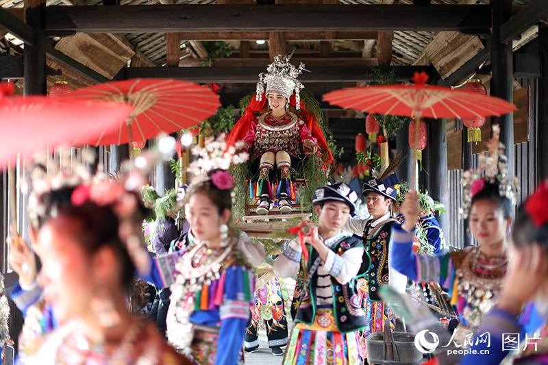 湖南：数万游客通道欢度侗族“情人节”