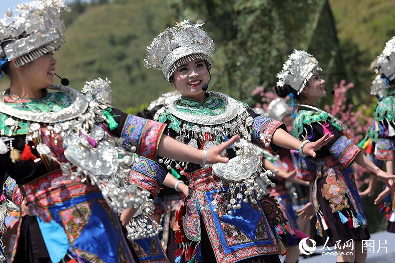 湖南：數萬遊客通道歡度侗族“情人節”