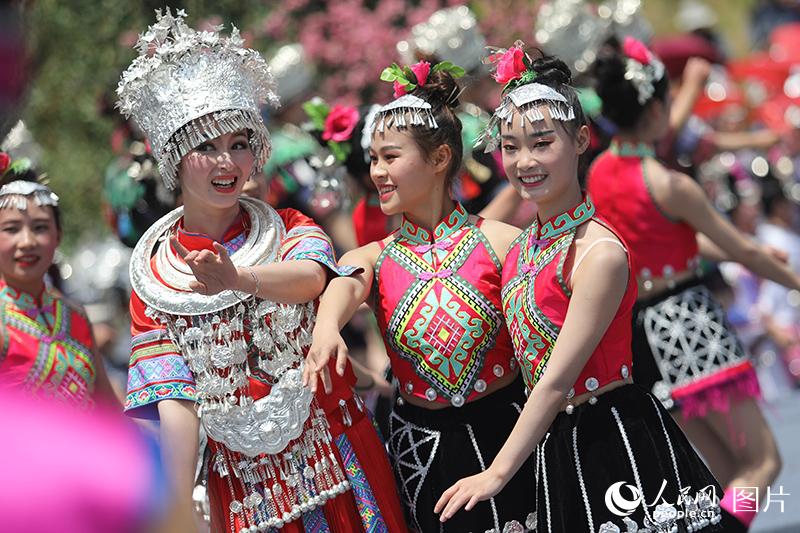 湖南：數萬遊客通道歡度侗族“情人節”