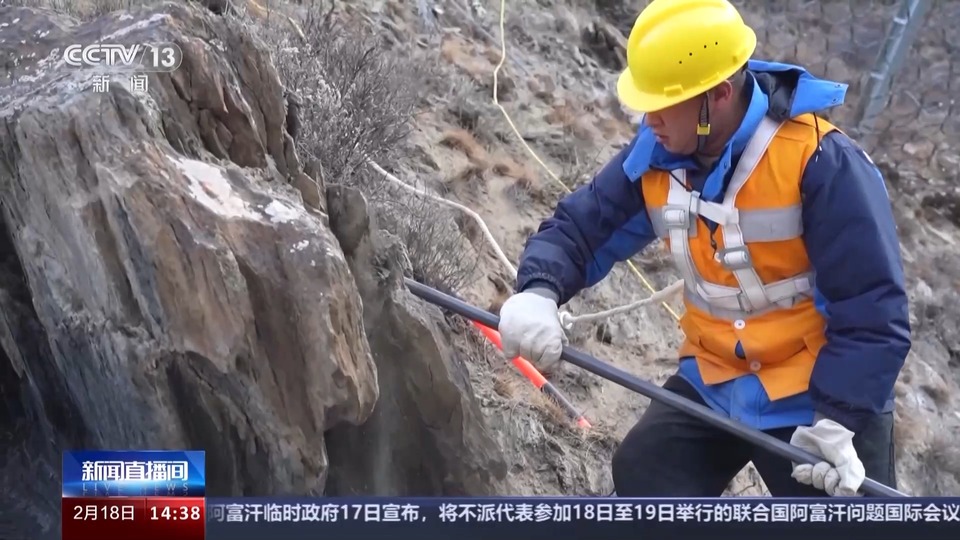 攀岩排石守安全 走近悬崖峭壁上的铁路“敲山工”