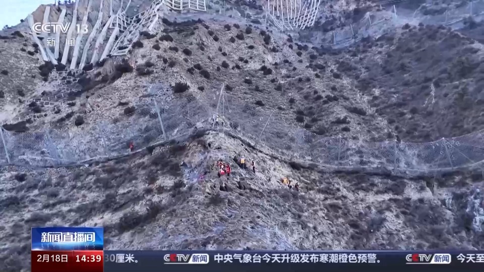 攀岩排石守安全 走近悬崖峭壁上的铁路“敲山工”