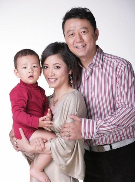 郭涛晒照为小15岁妻子李燃庆生恩爱十足