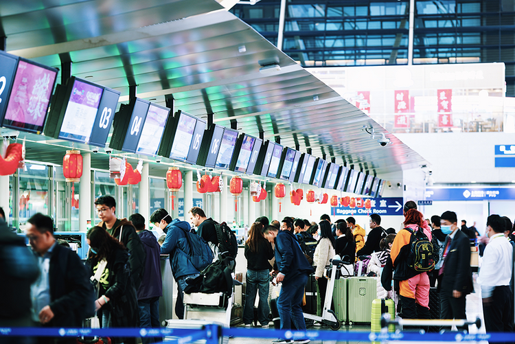 春节期间上海空港出入境旅客86万人次 同比增长5.5倍_fororder_511