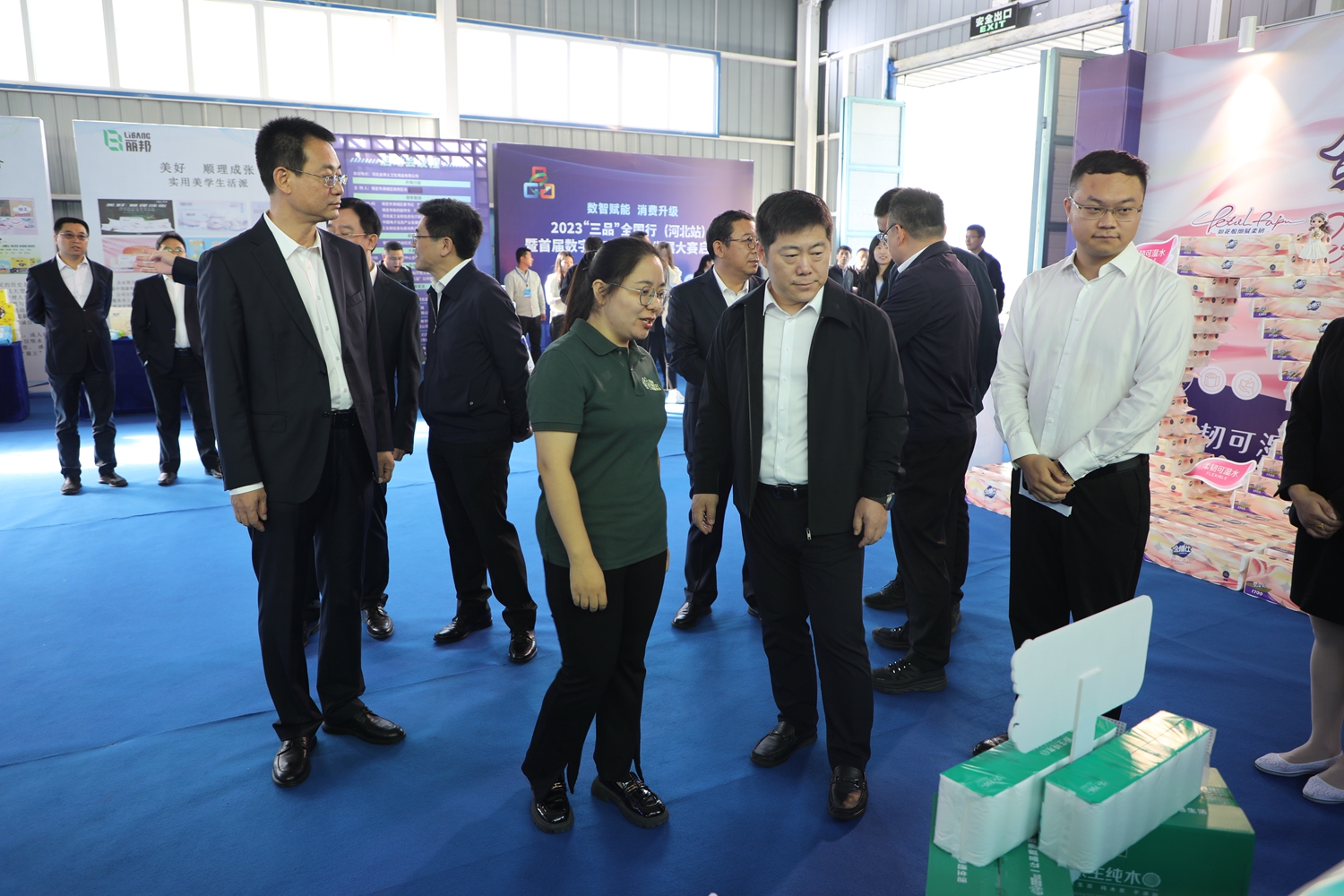 图片默认标题_fororder_“三品”大会上领导参观满城区生活用纸产品 摄影 黄梦娟.JPG