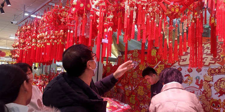河北唐县：办年货  过大年_fororder_市民们正在购置鲜艳的新春饰品