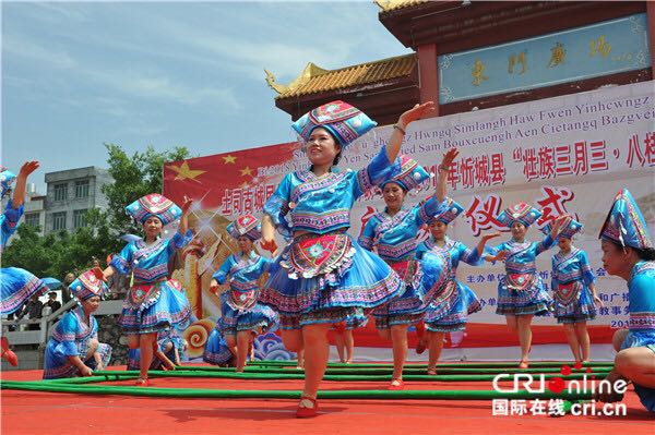 【唐已审】【供稿】来宾市忻城县：“三月三”逛庙会品民族风情