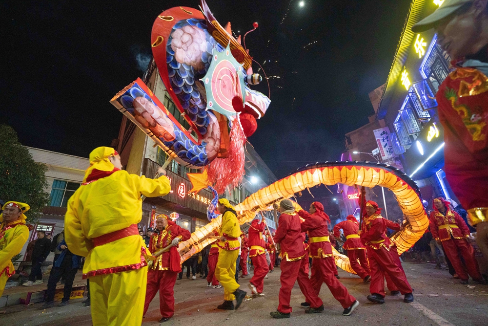 贵州大方：古镇舞龙迎元宵_fororder_2024年2月18日，人们在贵州省毕节市大方县六龙古镇舞龙。 (3)