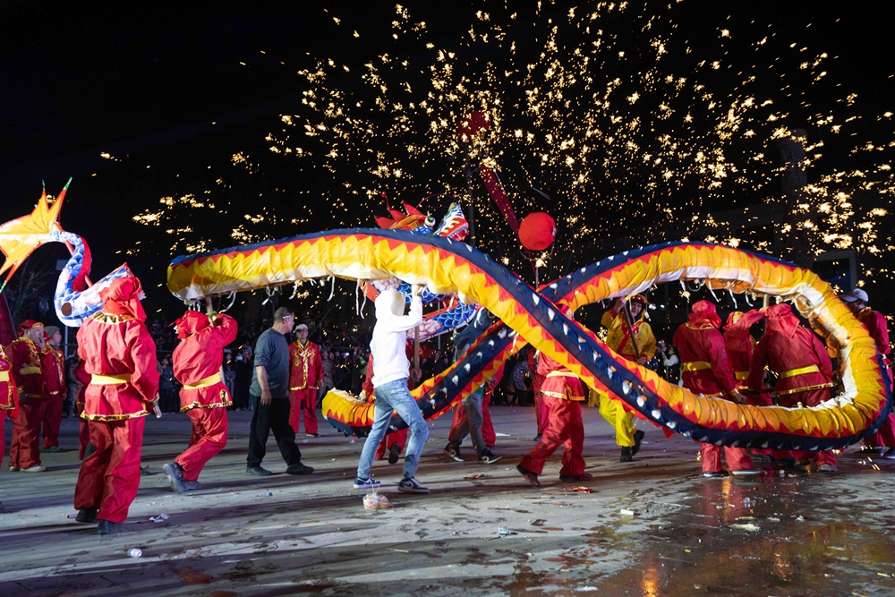 贵州大方：古镇舞龙迎元宵_fororder_2024年2月18日，人们在贵州省毕节市大方县六龙古镇舞龙。 (9)