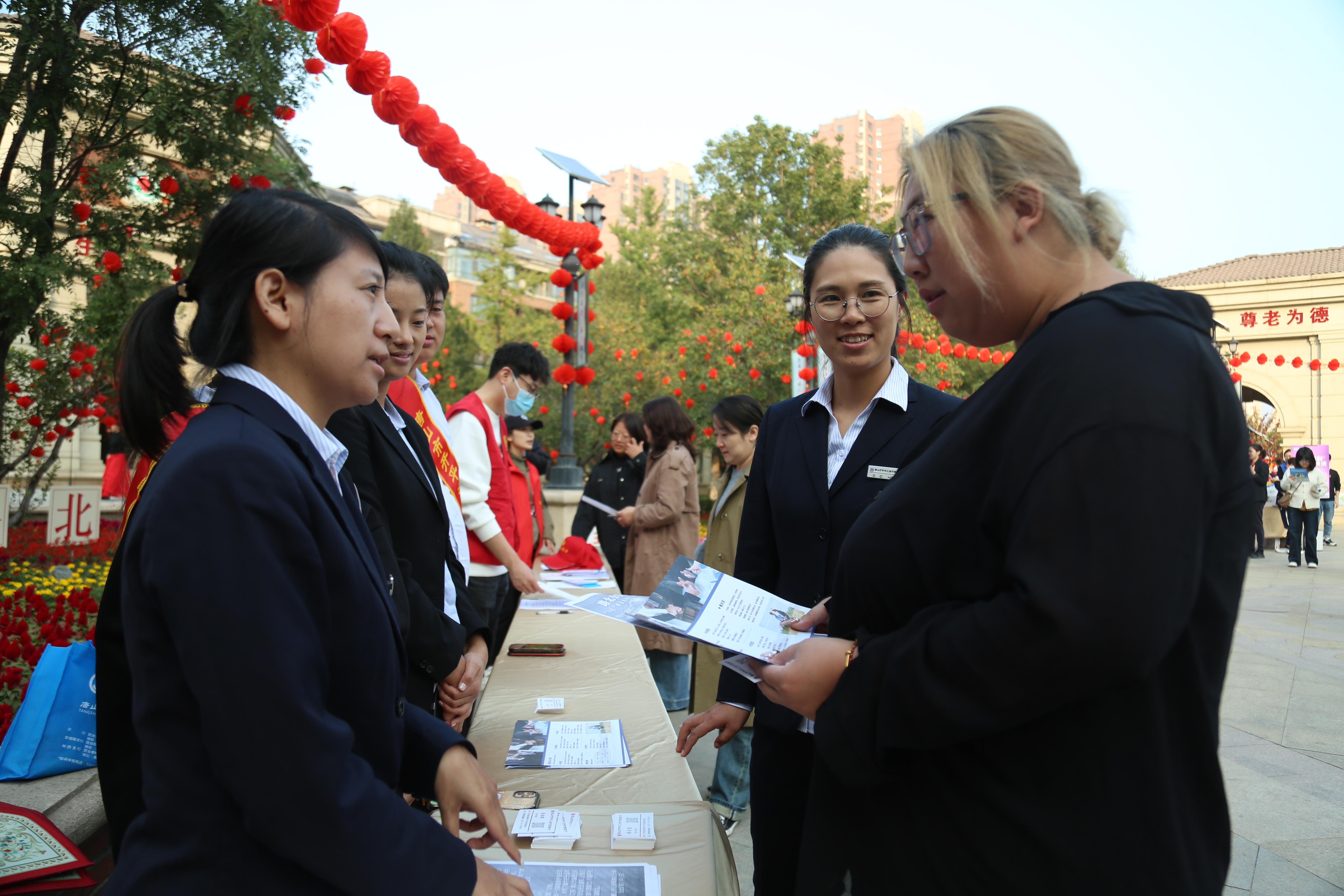 图片默认标题_fororder_路北区新时代邻里节活动现场，爱心企业向居民宣传反诈知识。马雅雄 摄.JPG