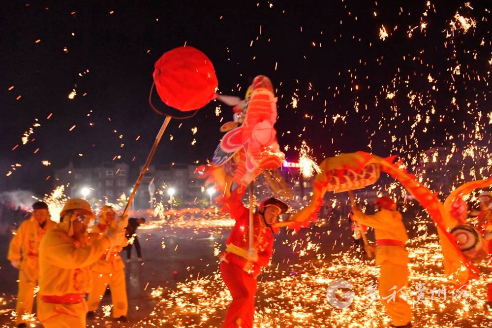 贵州遵义：龙舞铁花闹新春