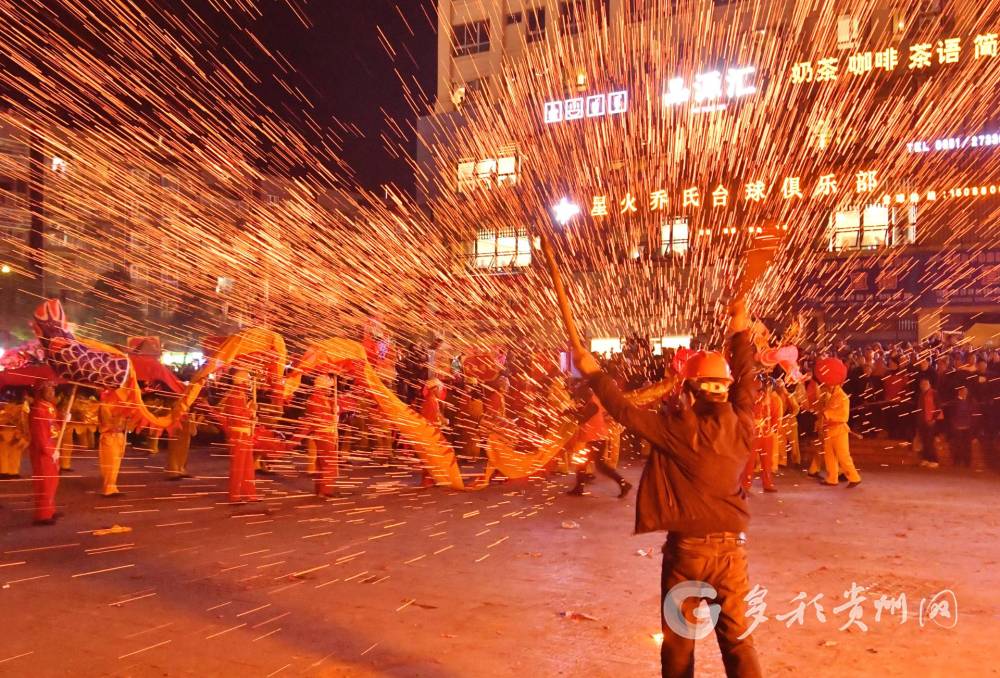 贵州遵义：龙舞铁花闹新春
