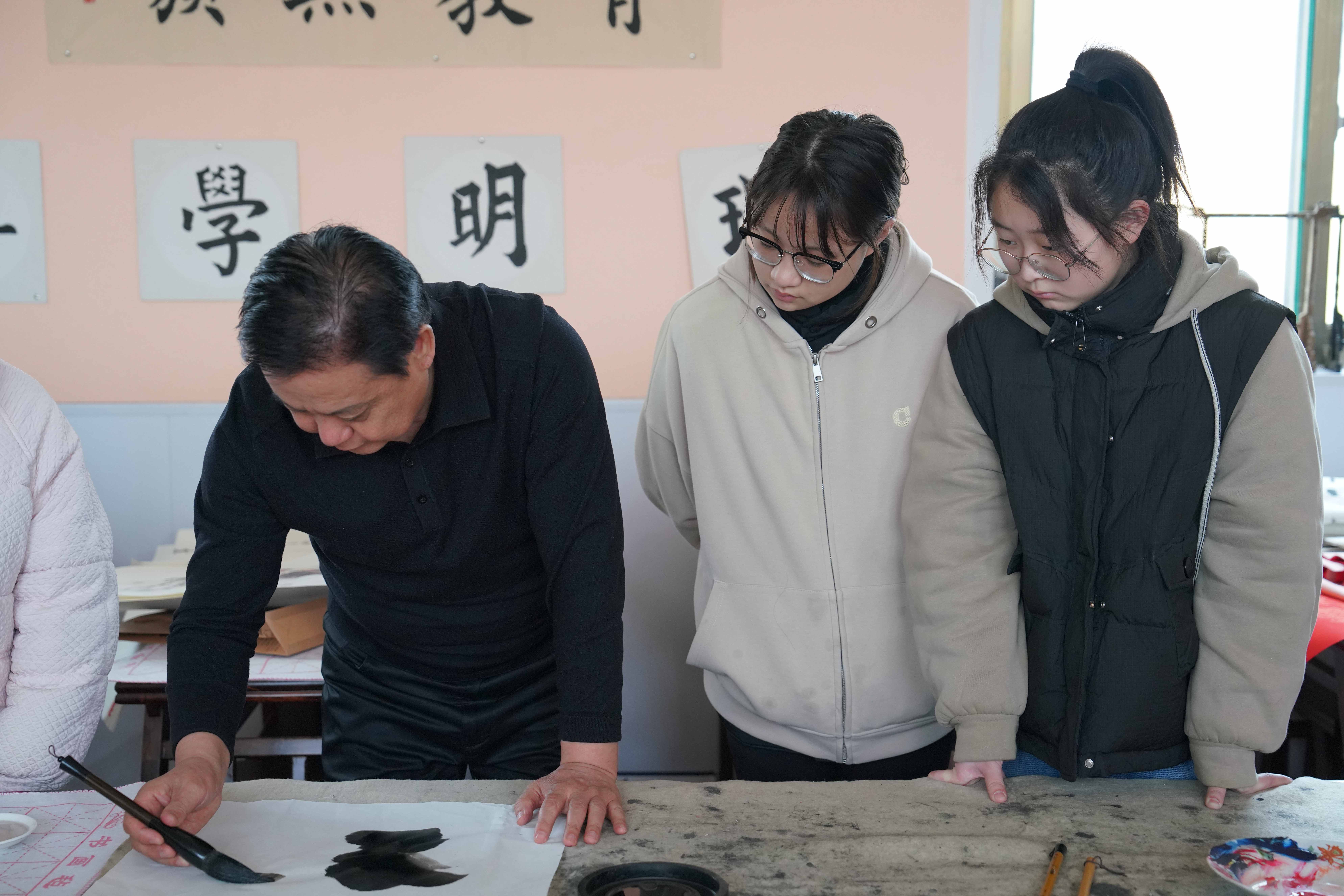 河北清苑：“文化名家工作室”点亮群众文化生活_fororder_“孙兰钢美术工作室”教师为学员讲授荷叶绘画。摄影 王磊