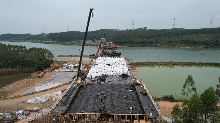 中马钦州产业园玉垌根江大桥项目建设忙_fororder_图片1
