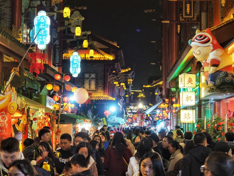 占地600亩,涵盖18组不同灯展的桂花湖景区以"彩灯光影大世界"为主题