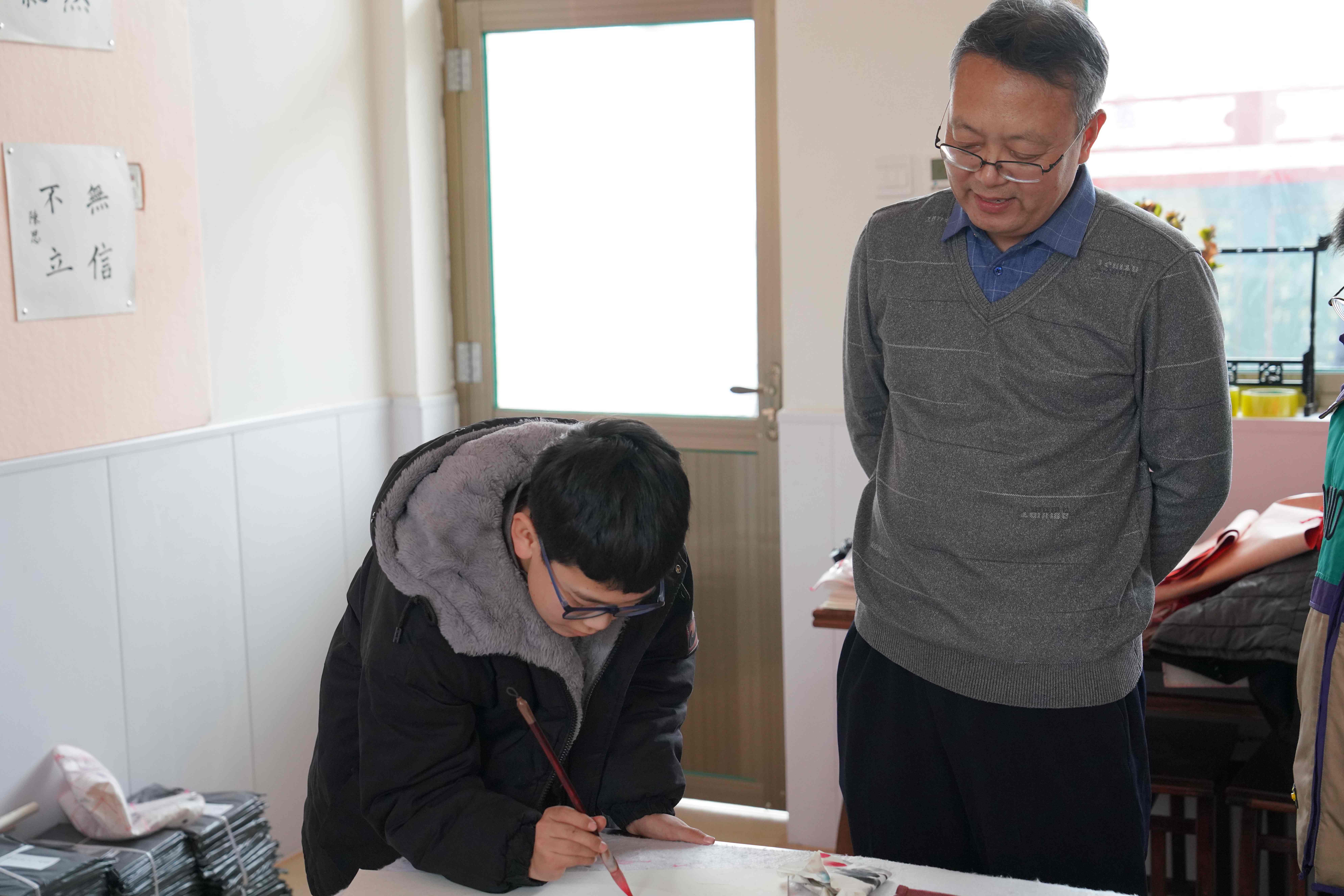 河北清苑：“文化名家工作室”点亮群众文化生活_fororder_孙兰钢指导学员锦鲤绘画。摄影 王磊