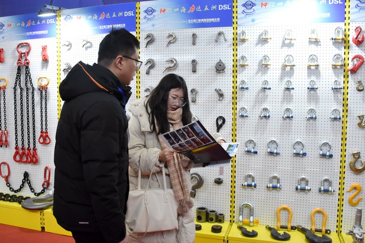 图片默认标题_fororder_参展企业为客户发放企业宣传册。 赵琪摄.JPG