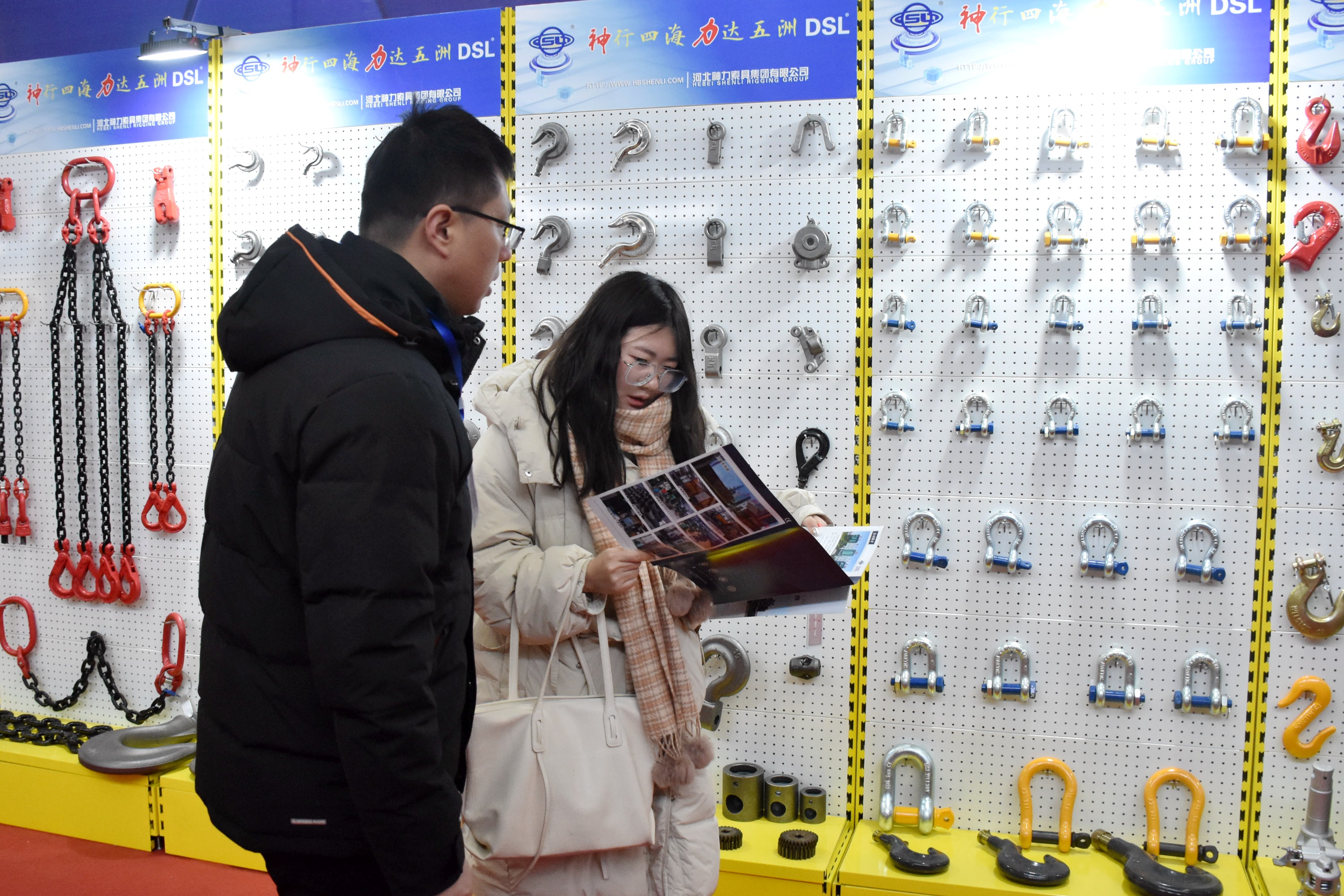 图片默认标题_fororder_参展企业为客户发放企业宣传册。 赵琪摄.JPG