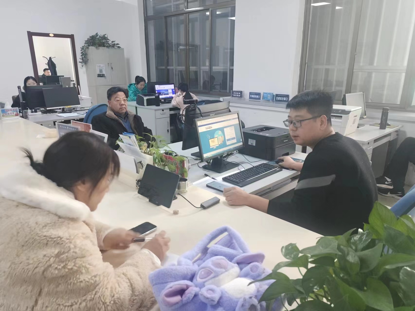 保定市满城区：政务服务“再提速”营商环境“再升级”_fororder_政务服务人员耐心细致地工作 摄影 耿倩倩