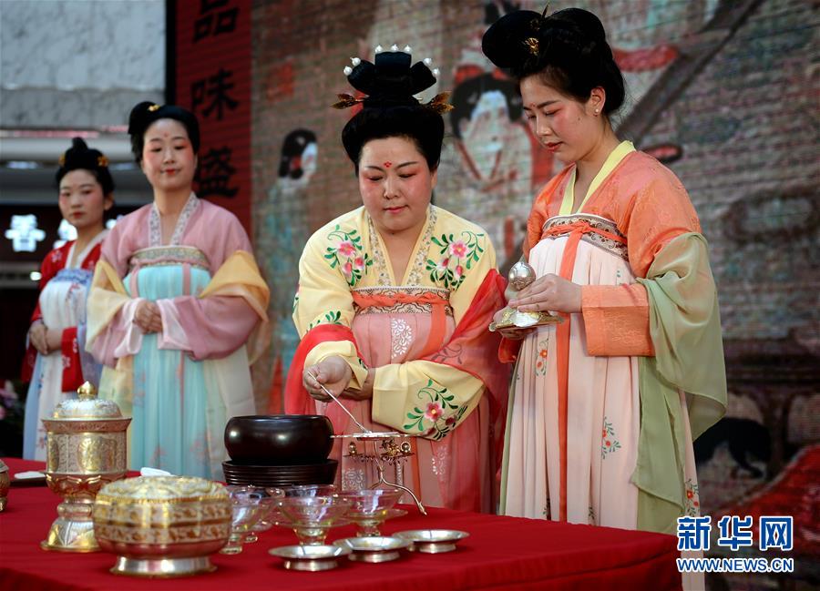 西安：倣唐烹茶秀再現傳統茶藝
