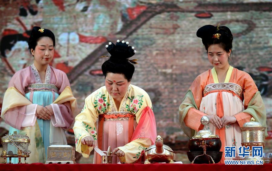 西安：倣唐烹茶秀再現傳統茶藝