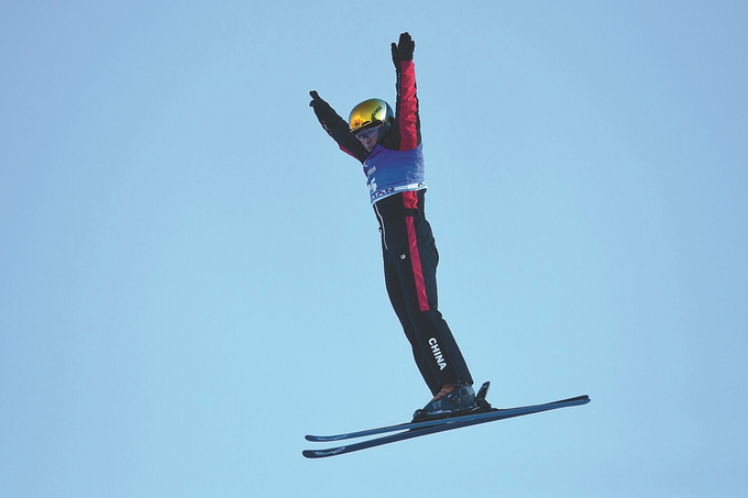 江苏省联合培养运动员“十四冬”自由式滑雪空中技巧摘银