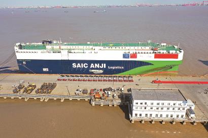 全球最大清洁能源汽车运输船“申诚号”上海首航_fororder_010118_p13