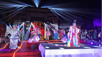 Foreign Friends Experience Traditional Chinese Costumes During New Year Gala in Zibo_fororder_12
