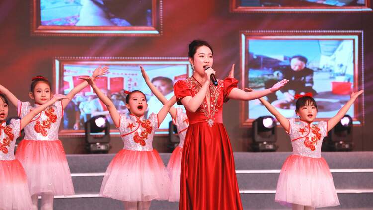 河北清苑：2024年春节联欢晚会成功举办_fororder_清苑区2024年春节联欢晚会现场，歌曲表演《榜样的力量》。摄影 刘鹏