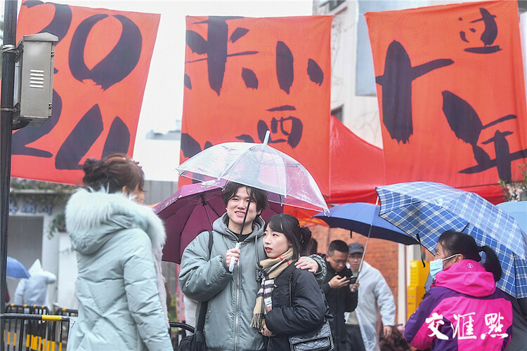 城市更新人情暖 臘八粥裏年味濃