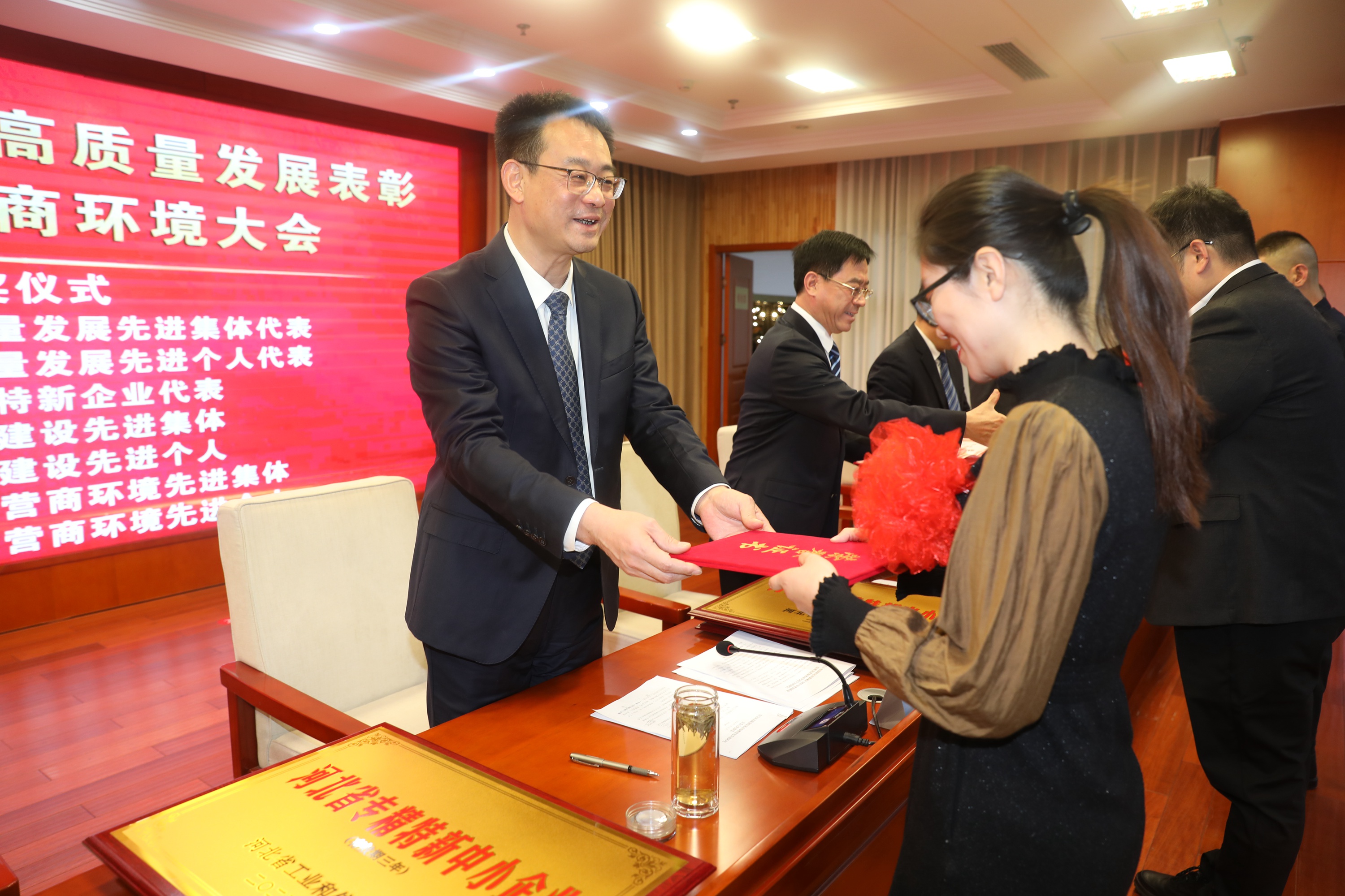 保定市满城区召开高质量发展表彰暨优化营商环境大会_fororder_满城区委书记为先进个人颁奖 摄影 王永刚