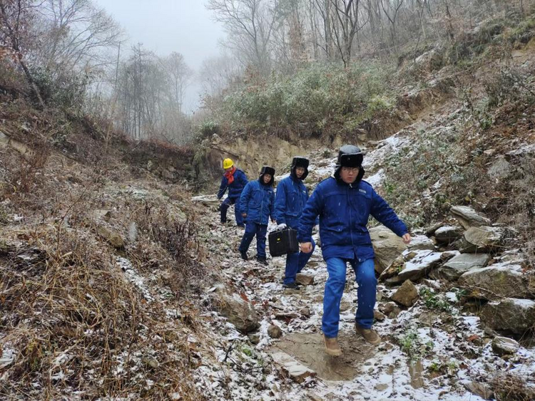 迎“寒”而上｜国网陕西超高压公司迎雪而行护航“民生温度”_fororder_图片2