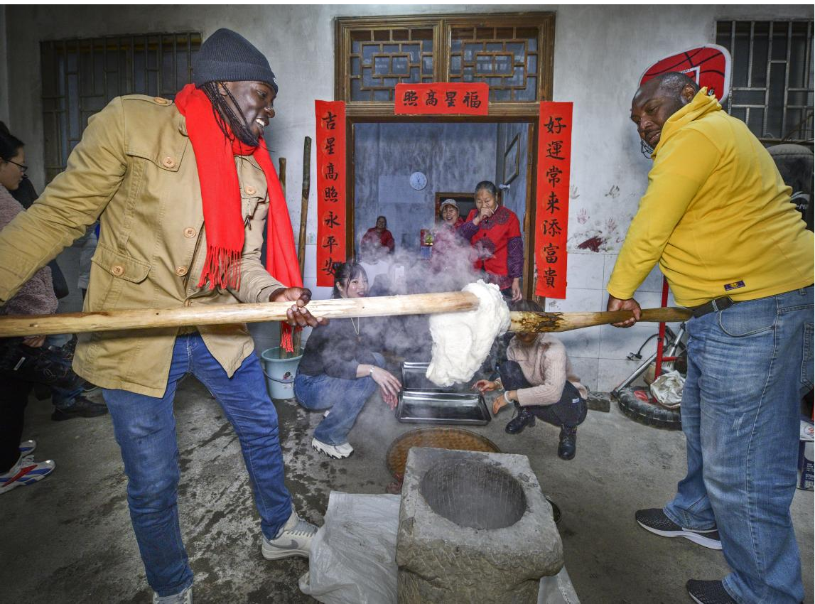 外國友人體驗打糍粑喝油茶 沉浸式感受桂林鄉村年味_fororder_圖片2