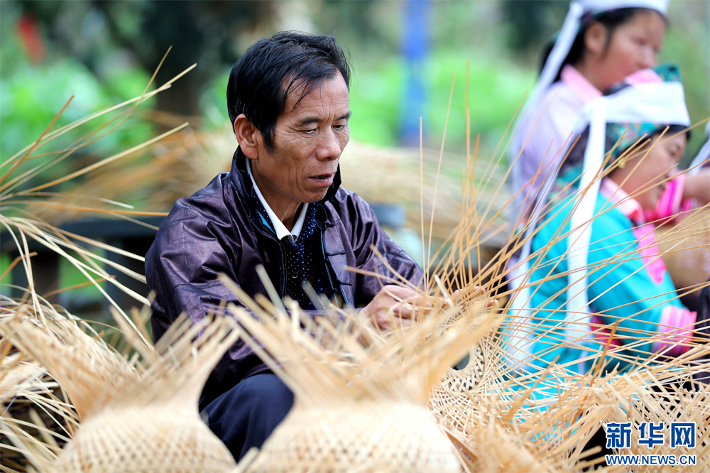 贵州榕江：赶制灯笼迎新年