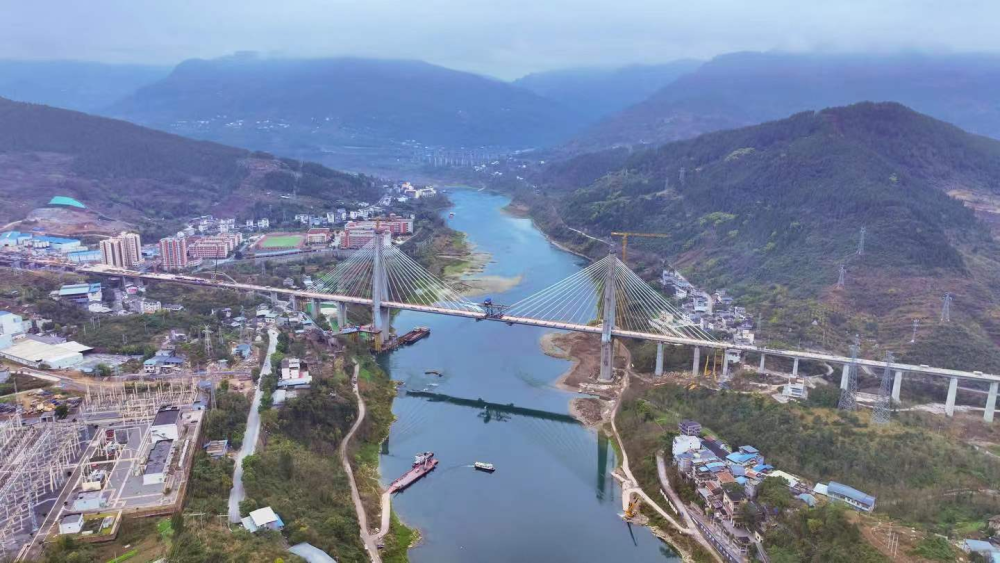 重庆武隆：太子坪乌江大桥主桥钢梁合龙