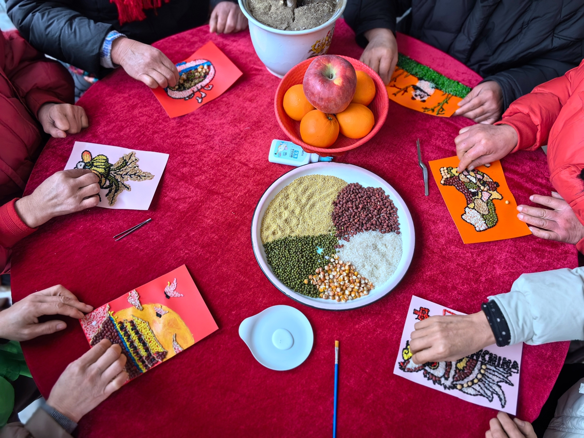 图片默认标题_fororder_村民们制作种子画 摄影 李红晨