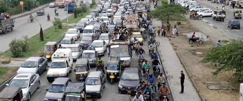 图为巴基斯坦卡拉奇拥挤的道路