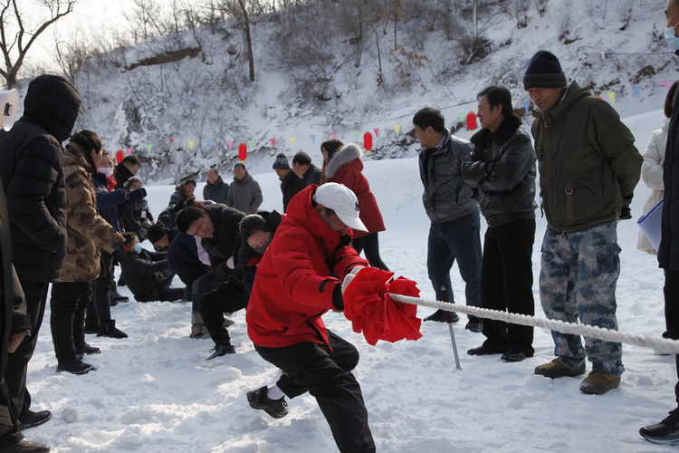 图片默认标题_fororder_游客体验雪上拔河  拍摄辛荣军.JPG