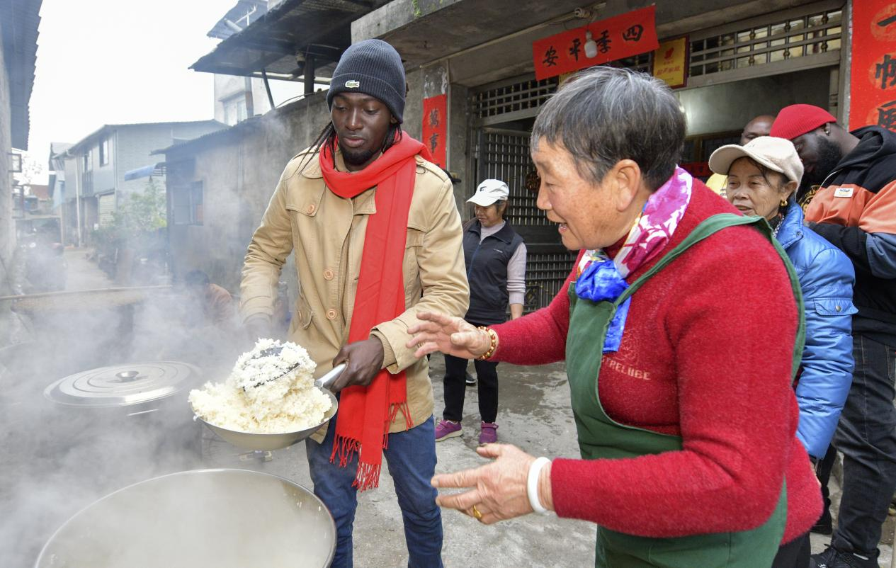 外國友人體驗打糍粑喝油茶 沉浸式感受桂林鄉村年味_fororder_圖片1