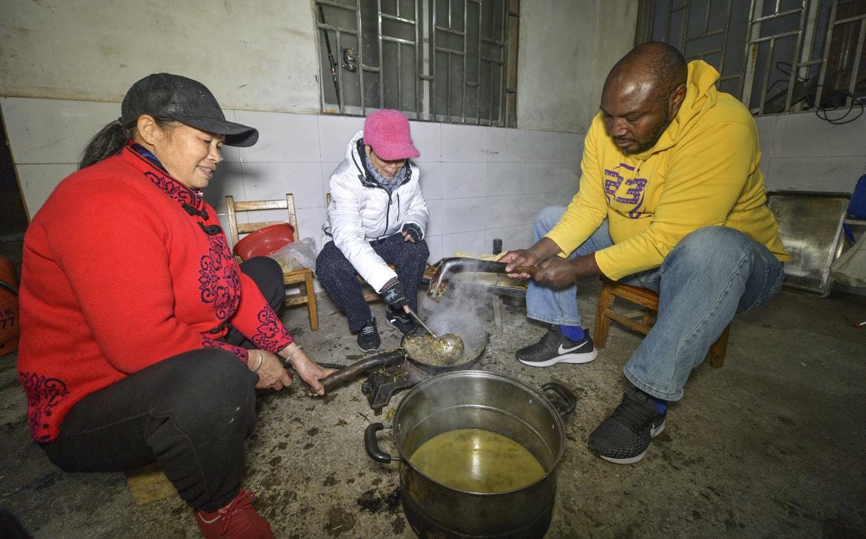 外國友人體驗打糍粑喝油茶 沉浸式感受桂林鄉村年味_fororder_圖片3