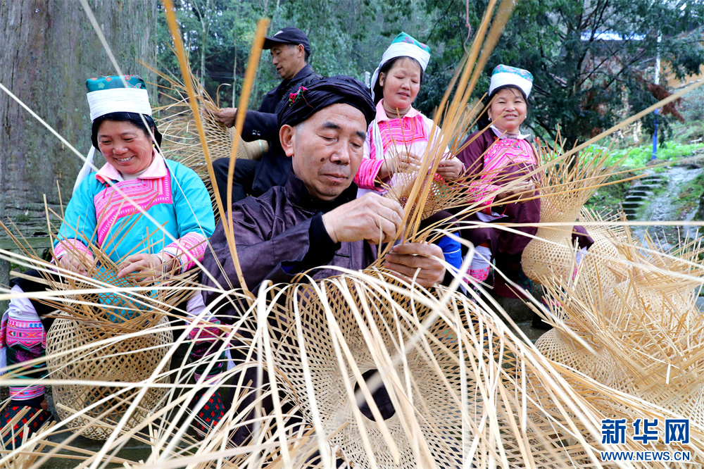 贵州榕江：赶制灯笼迎新年