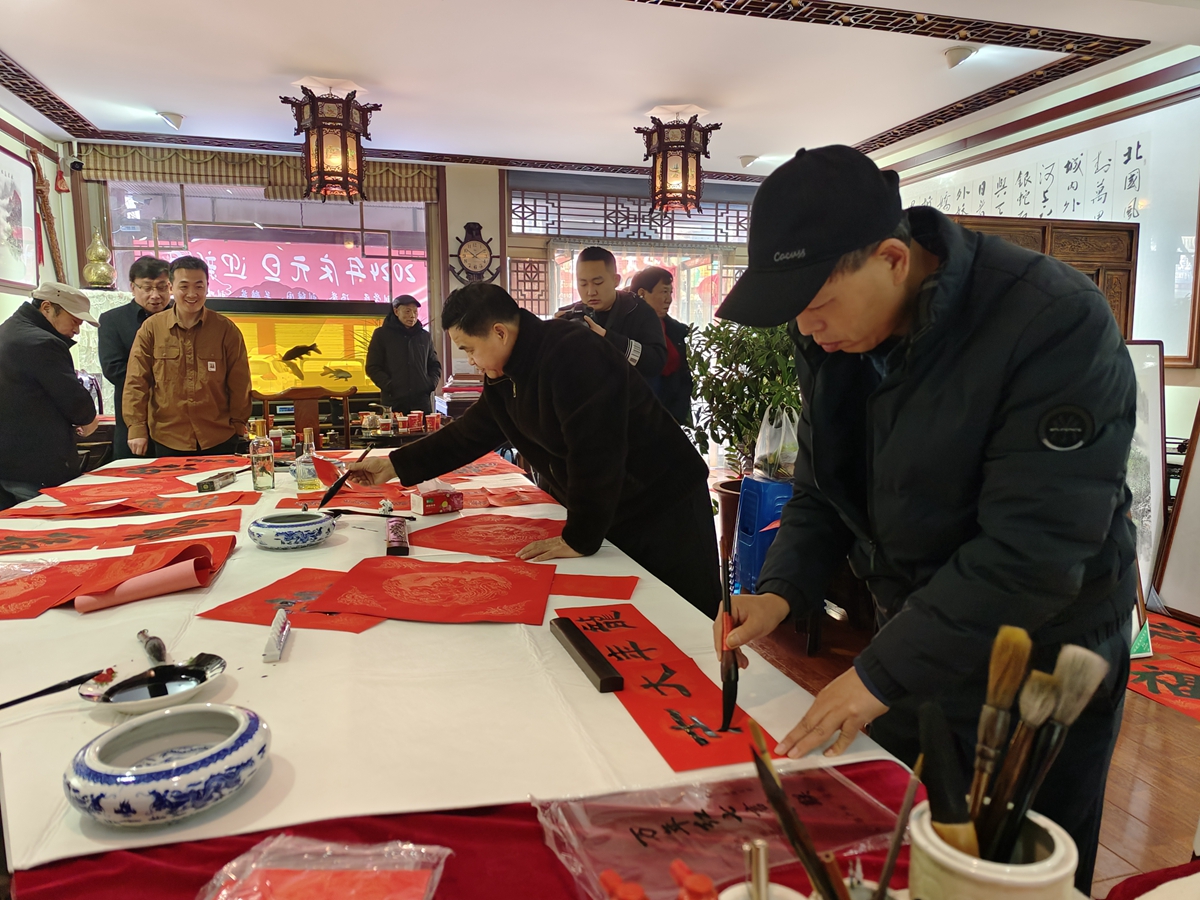 图片默认标题_fororder_文化名家现场写春联 摄影 苑建军